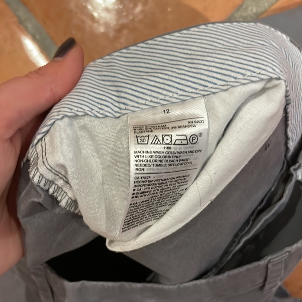 Old navy gray everyday short - Picture 3 of 4
